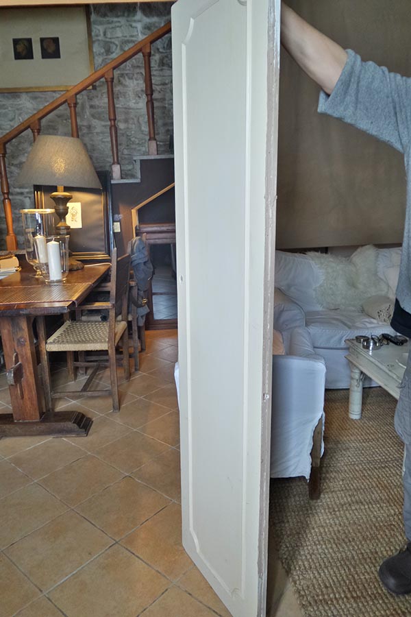 Il supporto utilizzato per il dipinto Ref. C126 in materiale di riciclo è un'anta in legno con cornice 

